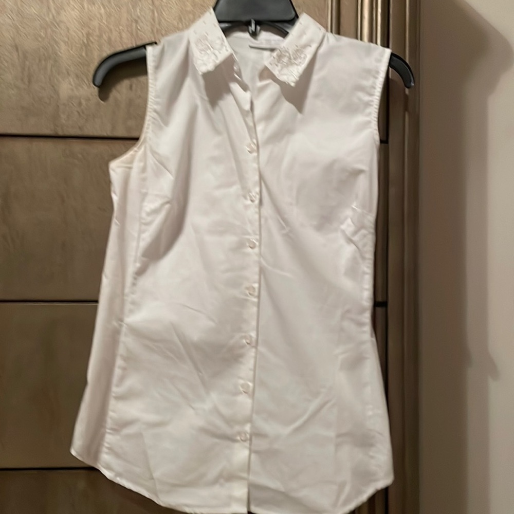 White sleeveless blouse